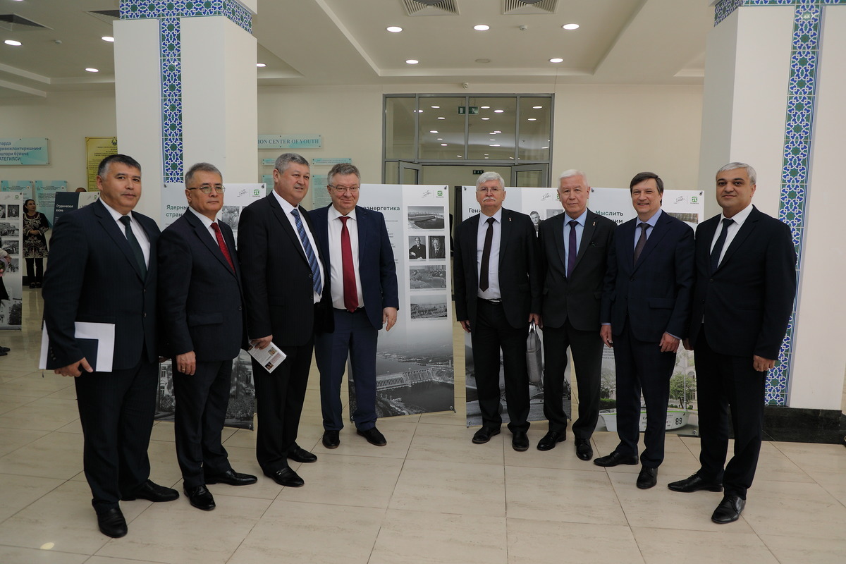 Выставку Музея истории СПбПУ в Ташкенте в день открытия посетили ректоры СПбПУ и СамГУ 