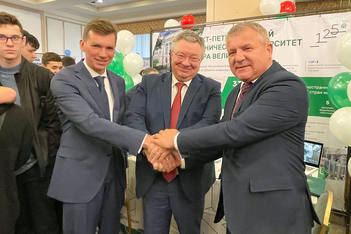 Ректор СПбПУ Андрей Рудской, руководитель представительства Россотрудничества в Узбекистане Михаил Вождаев, Чрезвычайный и Полномочный Посол Беларуси в Узбекистане Леонид Маринич на фоне стенда СПбПУ Ректор СПбПУ Андрей Рудской, руководитель представительства Россотрудничества в Узбекистане Михаил Вождаев, Чрезвычайный и Полномочный Посол Беларуси в Узбекистане Леонид Маринич на фоне стенда СПбПУ