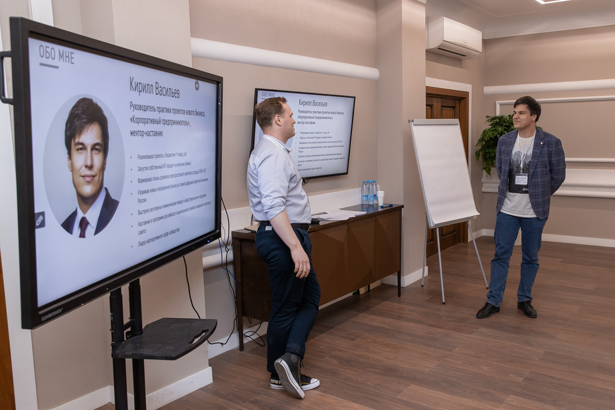 Модератор технического трека Владимир Чугин и Кирилл Васильев 