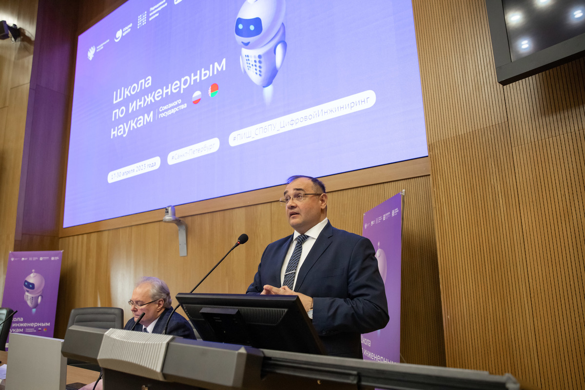 От лица Социоцентра выступил с приветственным словом Андрей Келлер
