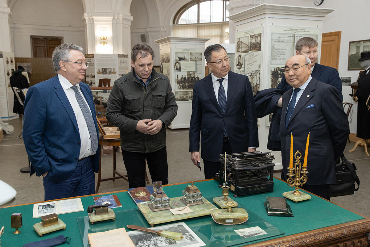 Делегация КазНУ им. Аль-Фараби посетила Музей истории СПбПУ 