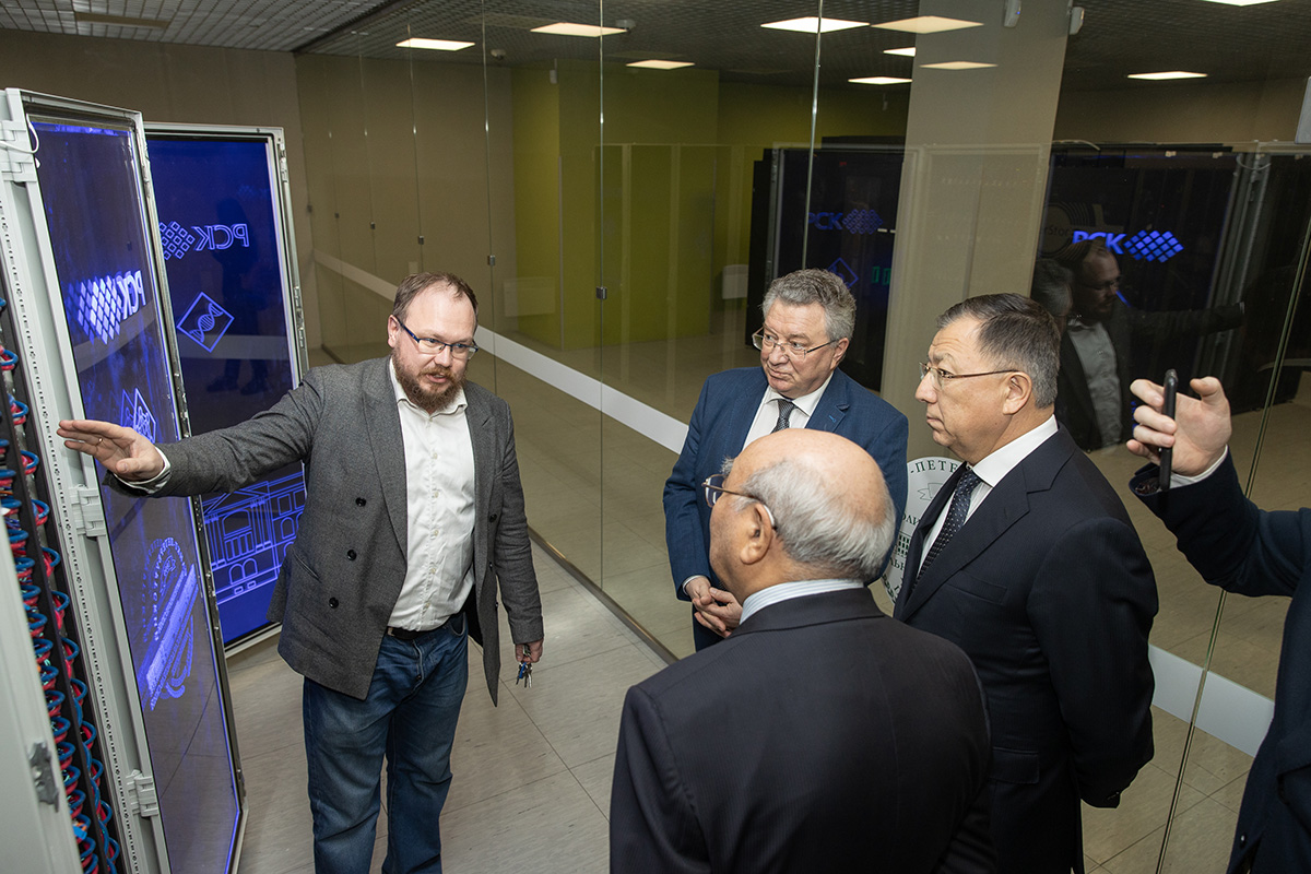 Делегация КазНУ им. Аль-Фараби посетила Суперкомпьютерный центр «Политехнический» 