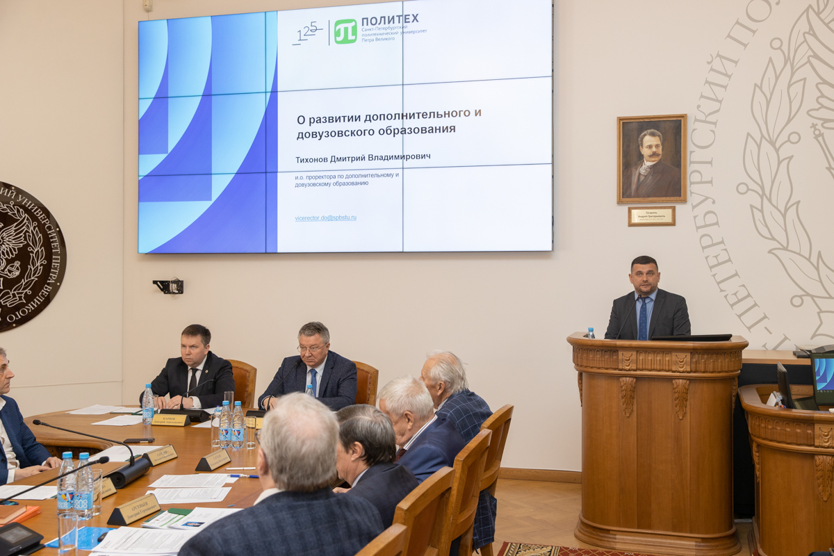 Исполняющий обязанности проректора по дополнительному и довузовскому образованию Дмитрий Тихонов 