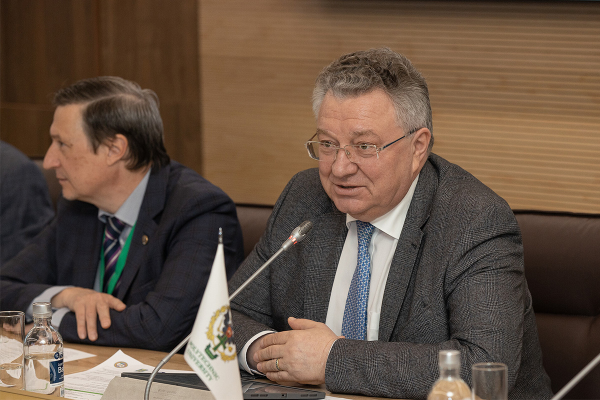 Участников саммита «Славянский горизонт» приветствовал ректор СПбПУ Андрей Рудской Участников саммита «Славянский горизонт» приветствовал ректор СПбПУ Андрей Рудской