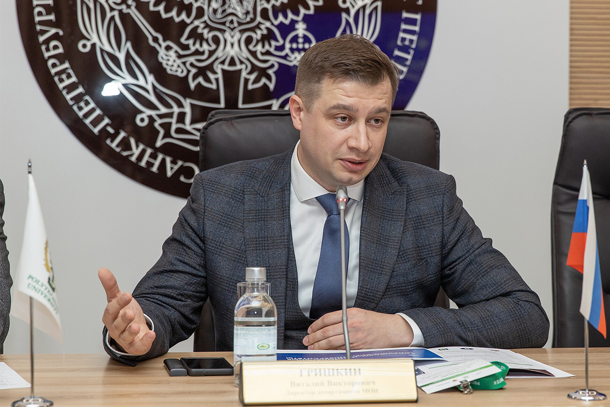 К участникам саммита «Славянский горизонт» обратился директор Департамента координации деятельности образовательных организаций Минобрнауки РФ Виталий Гришкин К участникам саммита «Славянский горизонт» обратился директор Департамента координации деятельности образовательных организаций Минобрнауки РФ Виталий Гришкин