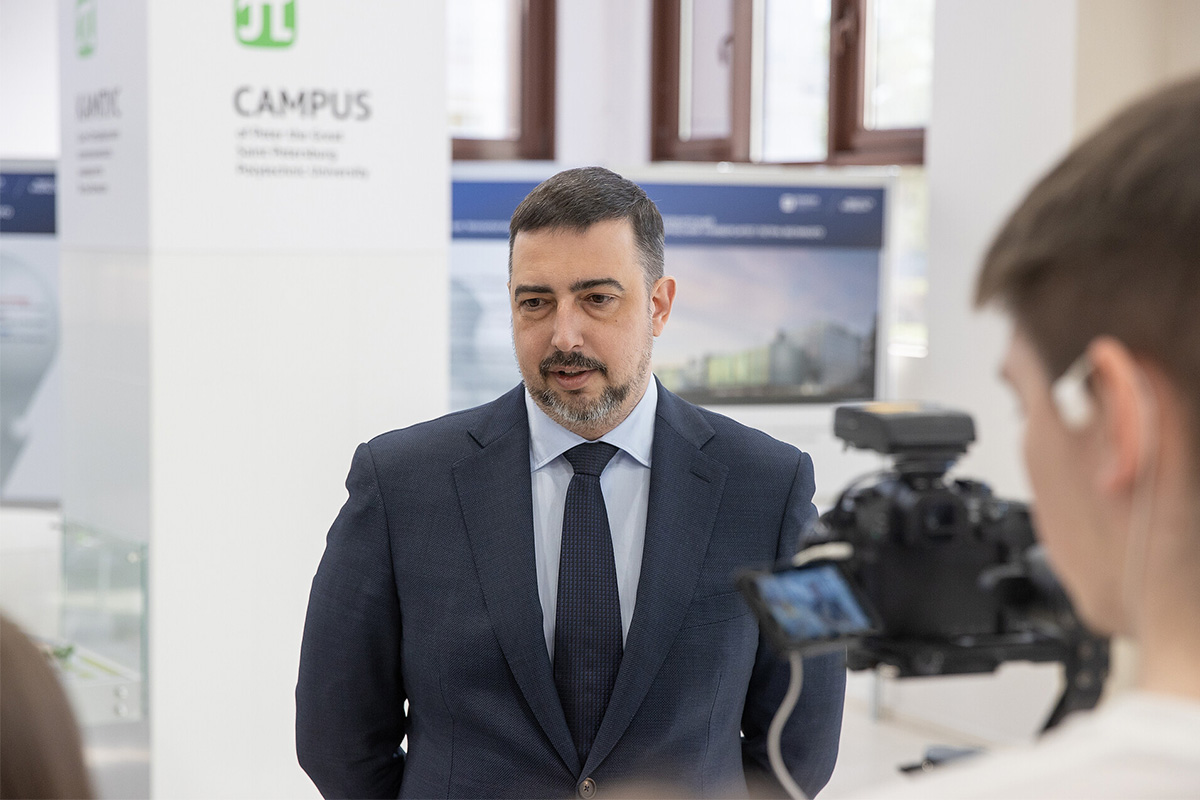 Ректор СФУ Максим Румянцев отметил серьёзные перспективы, стоящие перед участниками проекта по развитию славянских университетов Ректор СФУ Максим Румянцев отметил серьёзные перспективы, стоящие перед участниками проекта по развитию славянских университетов