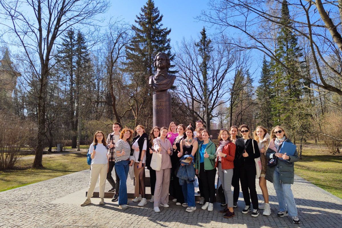 Студенты БГЭУ и БГУИР перед посещением концерта в Белом зале СПбПУ