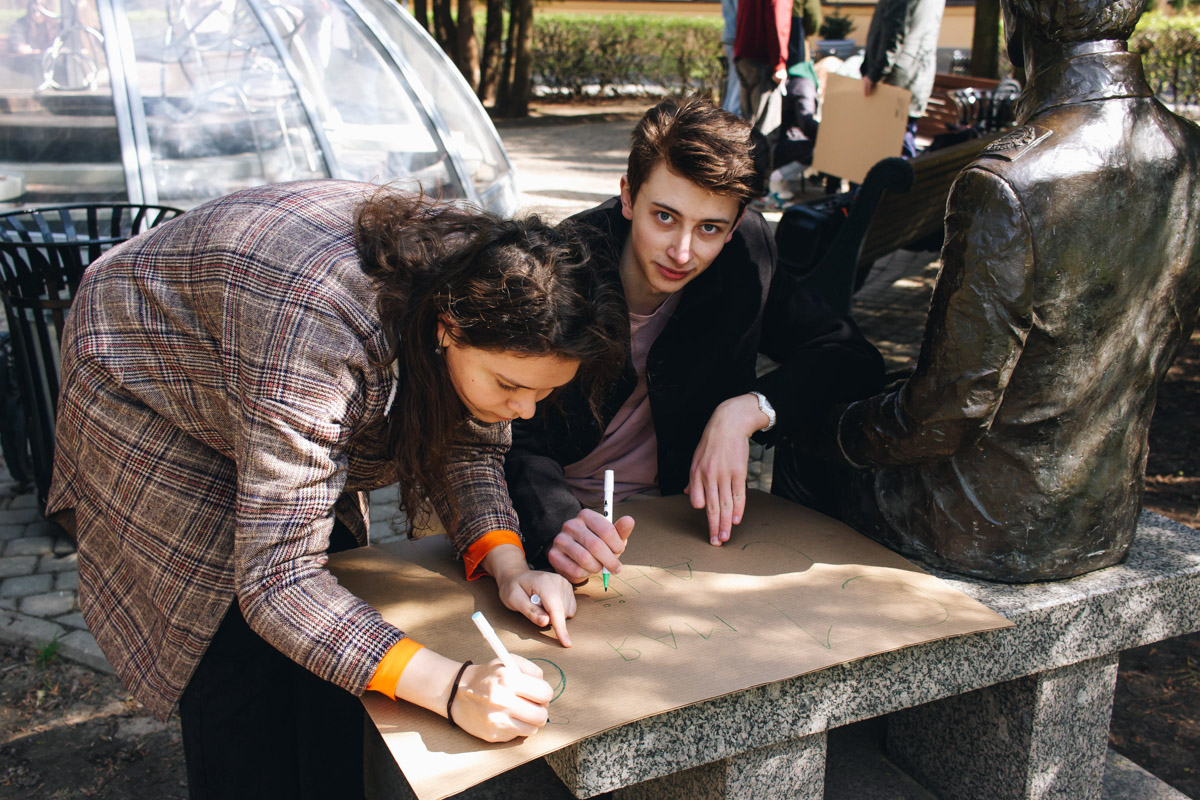 Активисты ПРОФа готовят плакаты