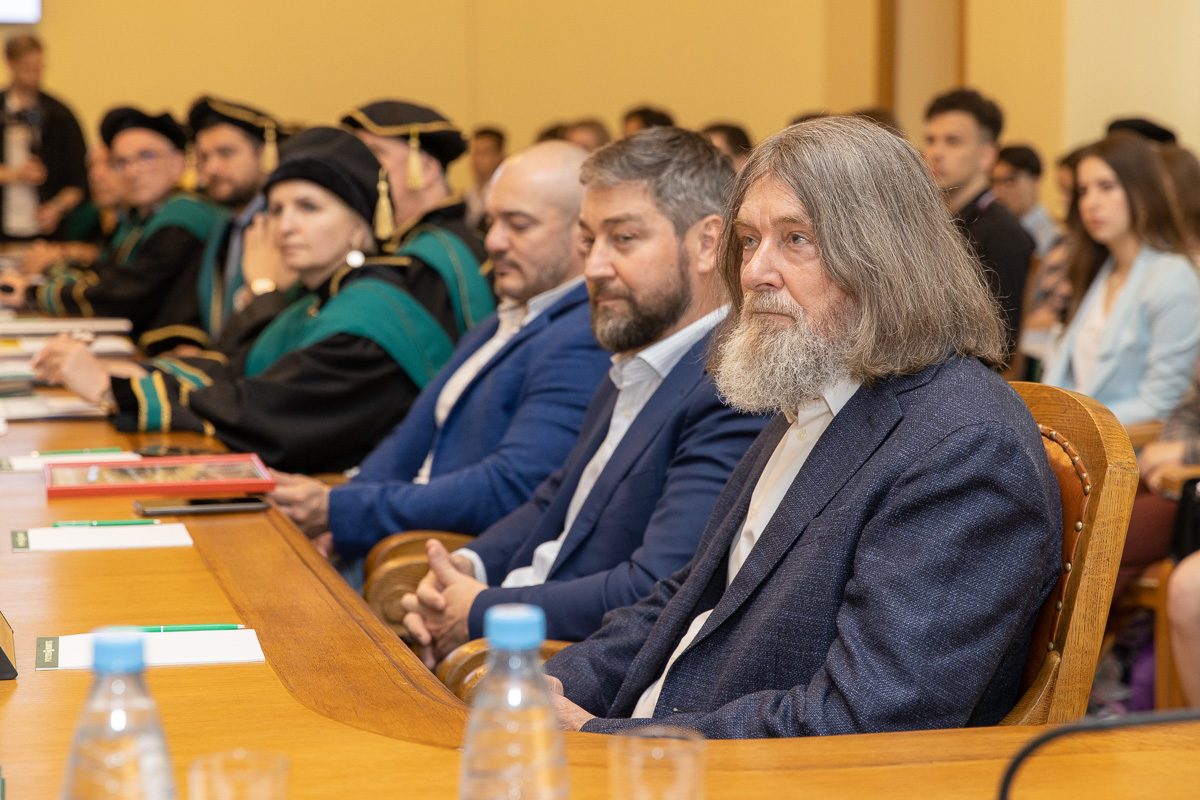Конюхов в одиночку совершил пять кругосветных плаваний, 17 раз пересек Атлантику Конюхов в одиночку совершил пять кругосветных плаваний, 17 раз пересек Атлантику