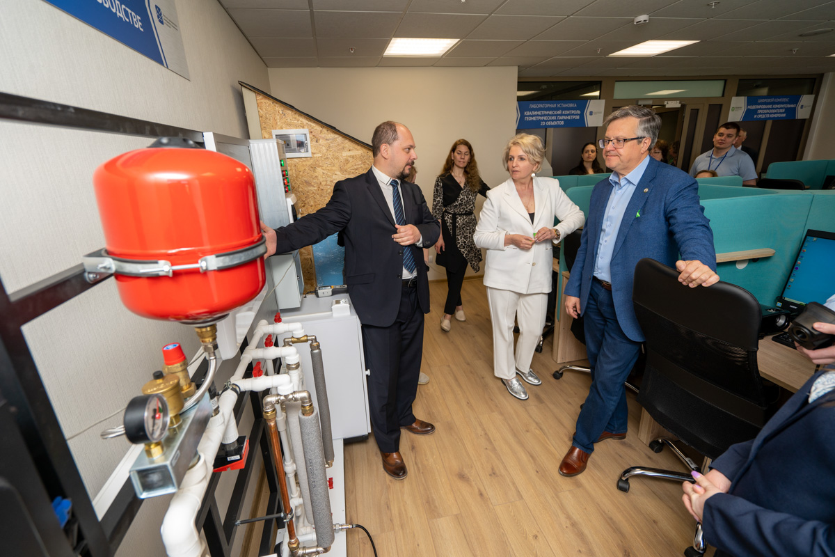 Елена Разинкина и Владимир Щепинин знакомятся с лабораторией