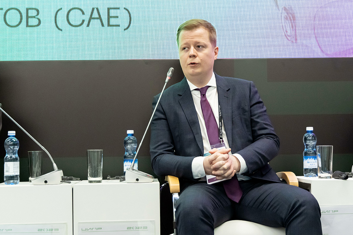 Владимир Дождев открывает сессию по САЕ-системам 