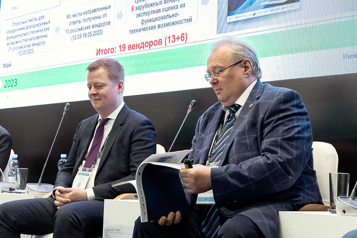 Алексей Боровков демонстрирует экспертно-аналитический доклад 