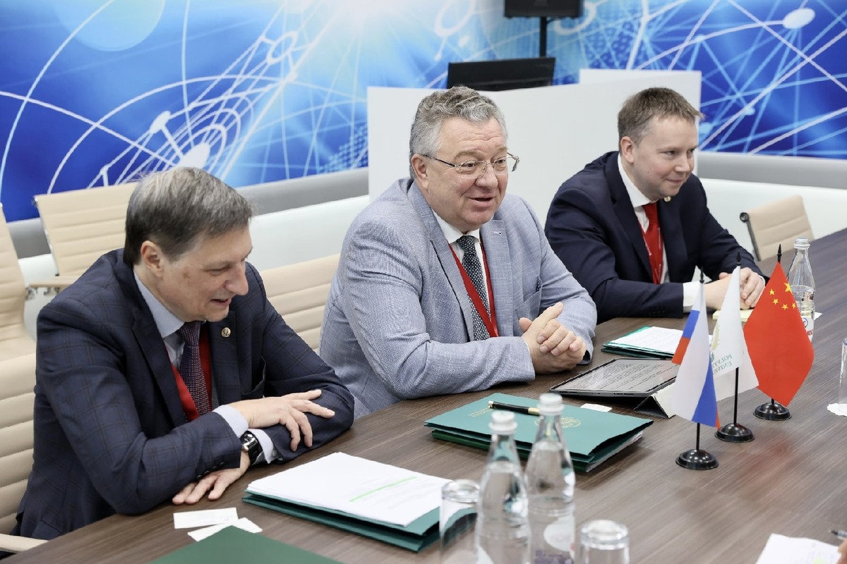 Проректор по международной деятельности СПбПУ Дмитрий Арсеньев, ректор СПбПУ Андрей Рудской, учёный секретарь СПбПУ Дмитрий Карпов на ПМЭФ Проректор по международной деятельности СПбПУ Дмитрий Арсеньев, ректор СПбПУ Андрей Рудской, учёный секретарь СПбПУ Дмитрий Карпов на ПМЭФ