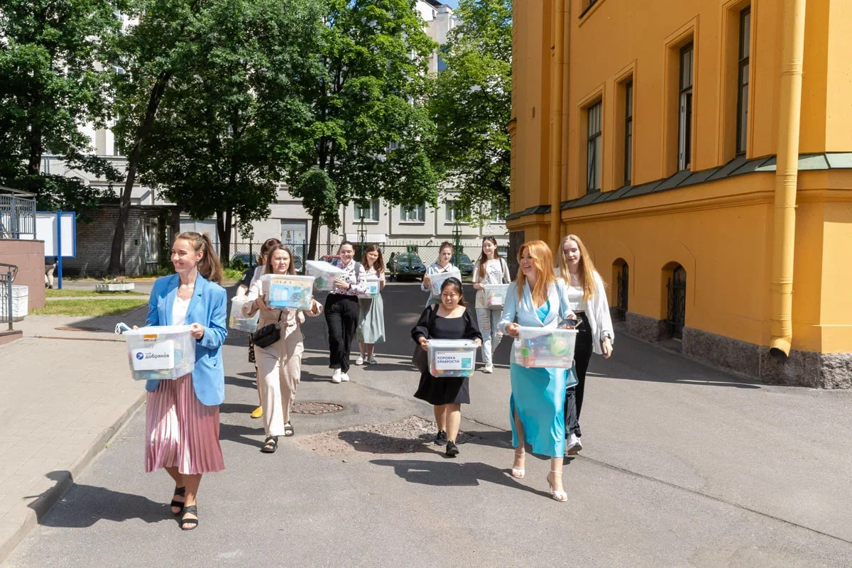 Студенты и сотрудники Политеха в третий раз привезли в Клинику детской хирургии «коробки храбрости» с игрушками 