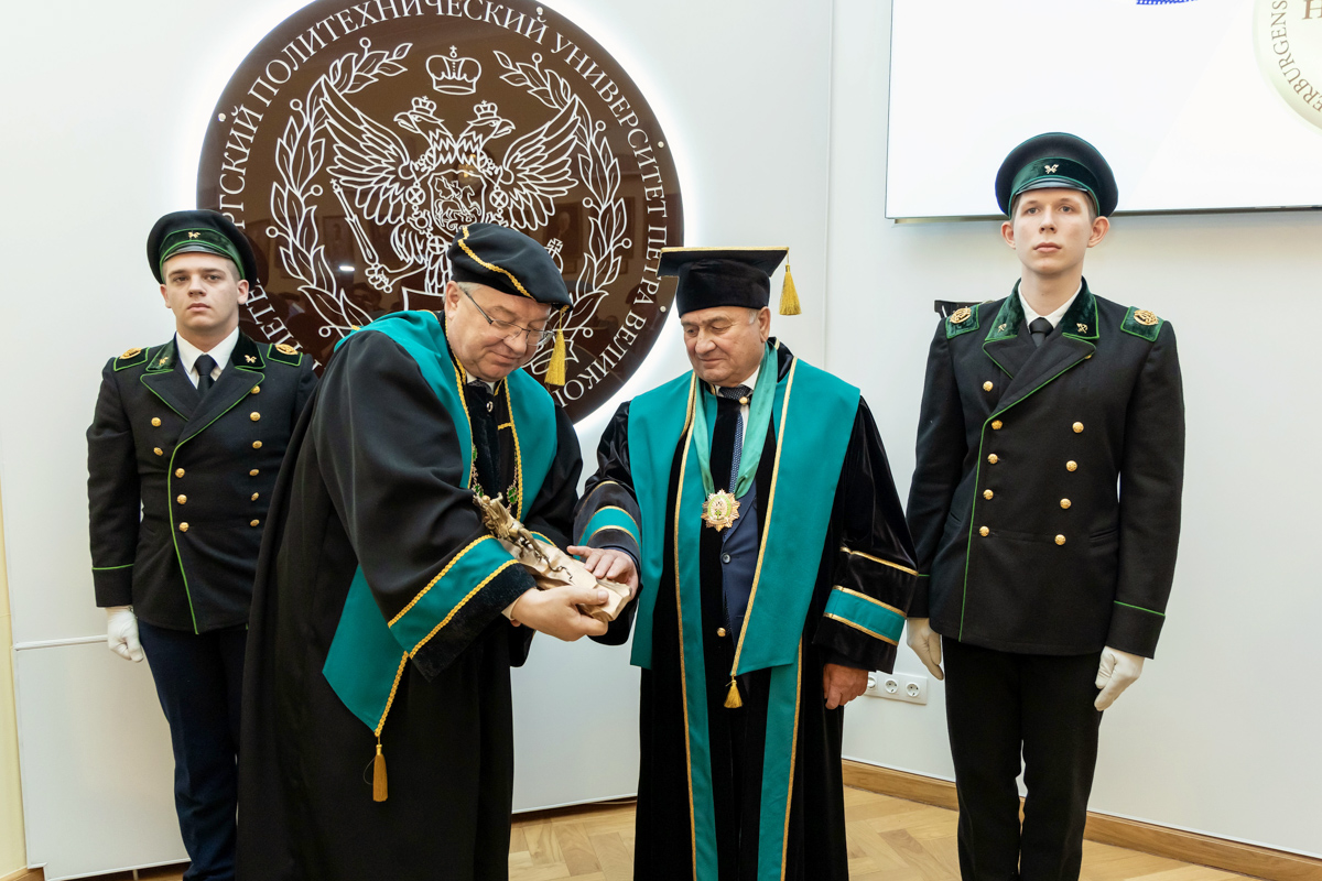 Церемония вручения мантии и диплома Почетного доктора СПбПУ Виктору Полякову 