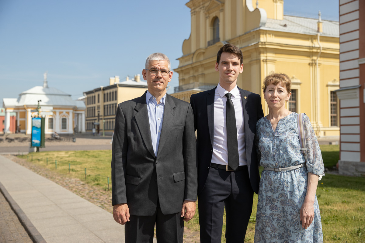 Илья Паньков с родителями 