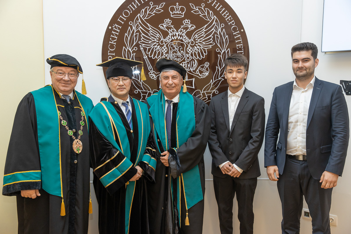 Торжественная церемония на Учёном совете 