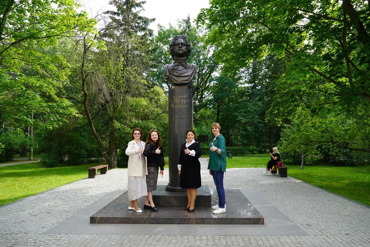 Памятное фото у бюста Петра Великого