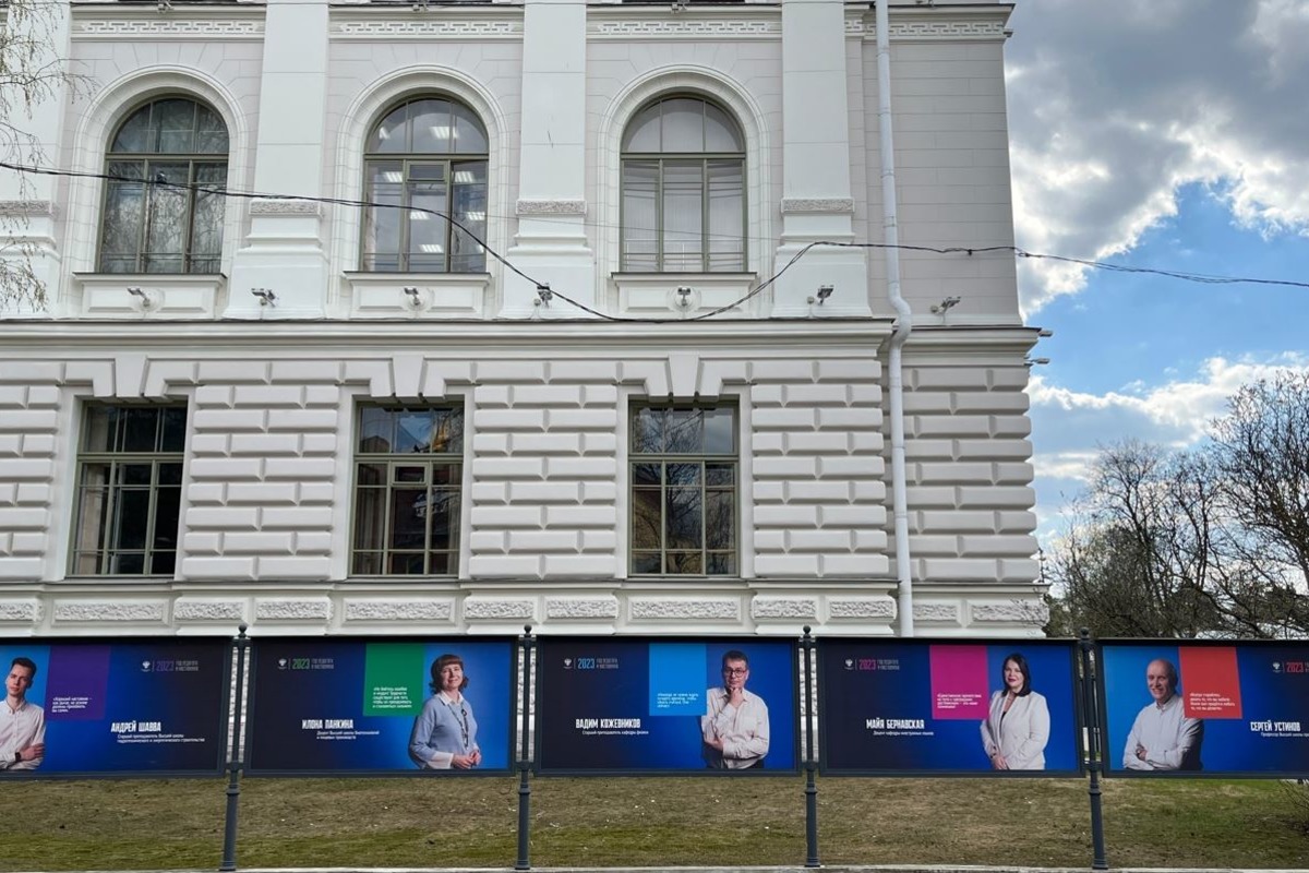 В Год педагога и наставника портреты лучших преподавателей украсили кампус Политеха