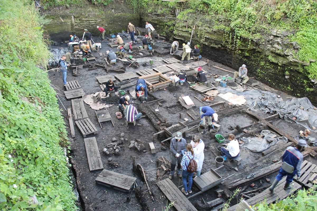 Политехники трудятся на уникальном археологическом памятнике, который представляет собой средневековый городской двор 