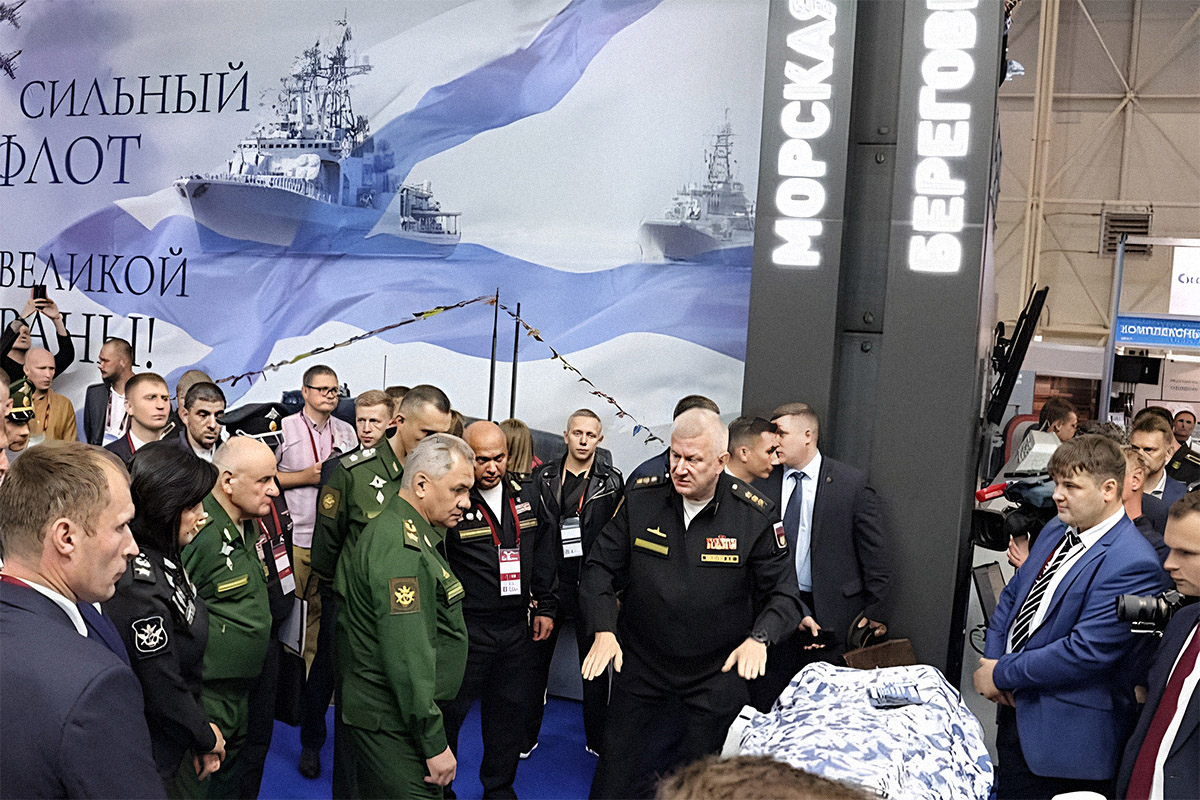 Сергей Шойгу осмотрел разработки Центра технологических проектов СПбПУ (директор Алексей Майстро, на фото справа) Сергей Шойгу осмотрел разработки Центра технологических проектов СПбПУ (директор Алексей Майстро, на фото справа)
