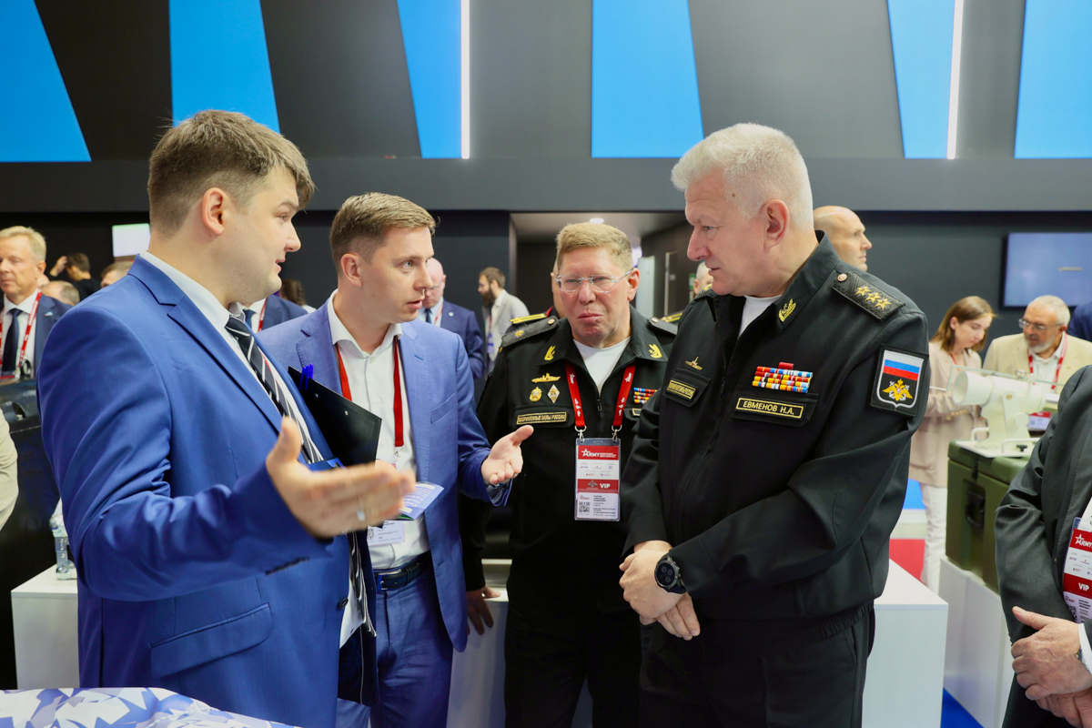 Директор центра технологических проектов СПбПУ Алексей Майстро, проректор по научной работе СПбПУ Владимир Нелюб и главнокомандующий Военно-Морским флотом РФ Анатолий Евменов Директор центра технологических проектов СПбПУ Алексей Майстро, проректор по научной работе СПбПУ Владимир Нелюб и главнокомандующий Военно-Морским флотом РФ Анатолий Евменов