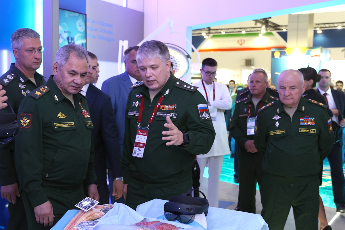 Сергей Шойгу и начальник Главного военно-медицинского управления Министерства обороны РФ Дмитрий Тришкин Сергей Шойгу и начальник Главного военно-медицинского управления Министерства обороны РФ Дмитрий Тришкин