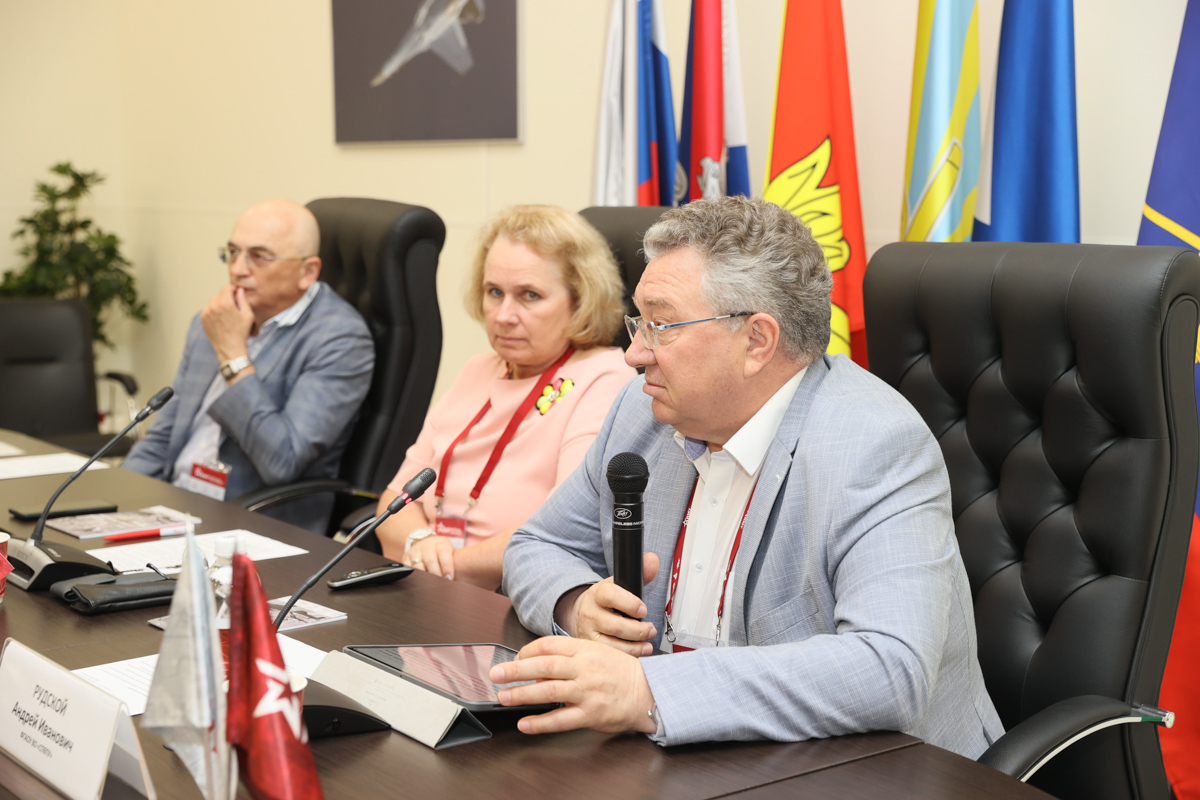 Андрей Рудской выступает на заседании круглого стола 