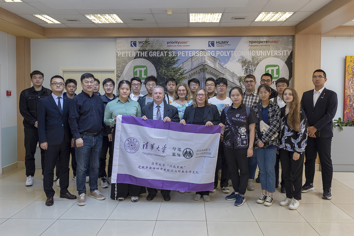 Студенты и аспиранты Цинхуа на официальной встрече 