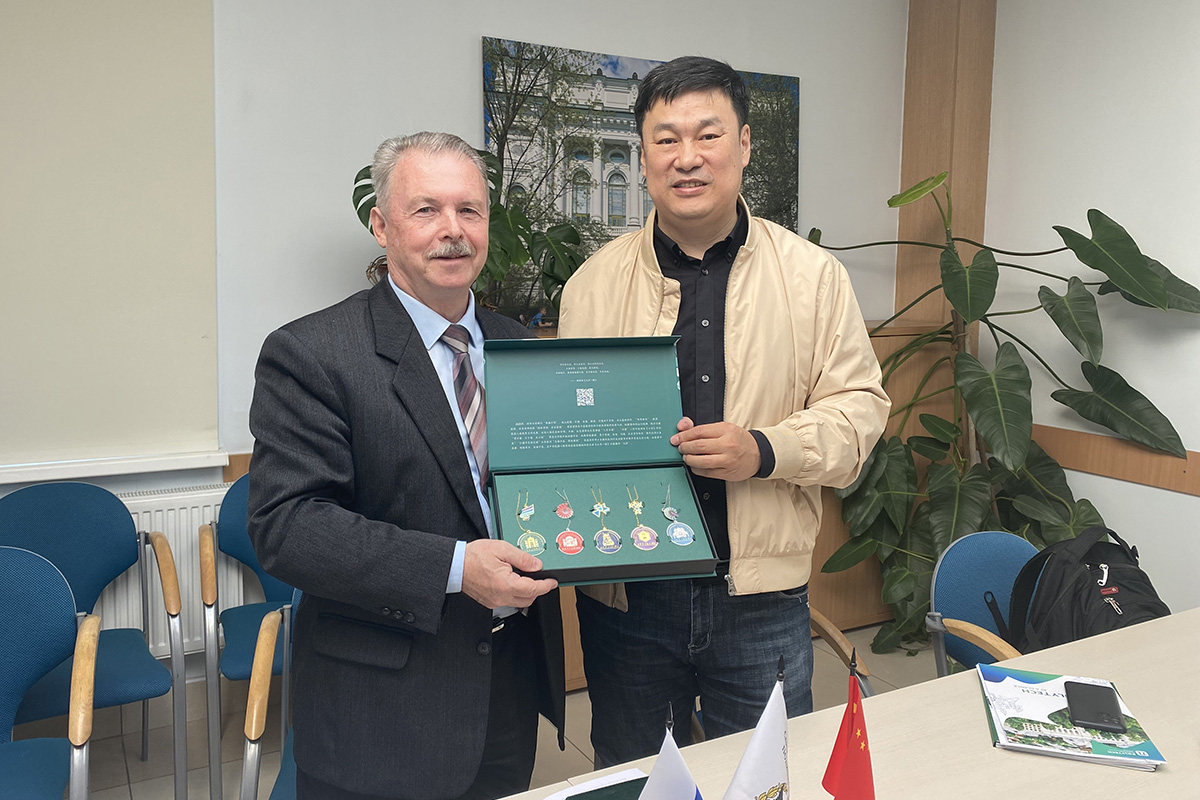 Памятные сувениры от китайских партнеров Памятные сувениры от китайских партнеров