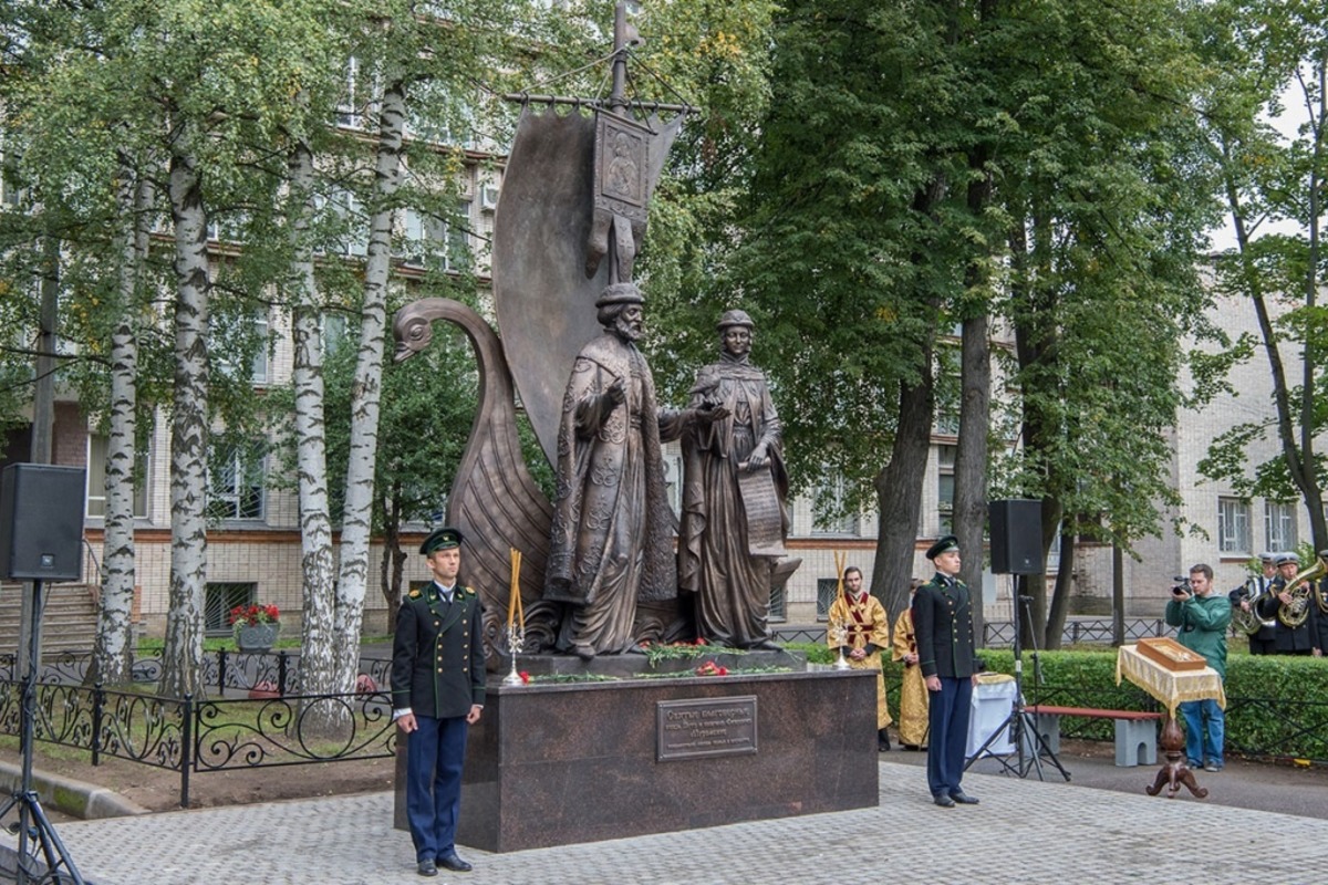 Памятник Святым благоверным Петру и Февронии Муромским