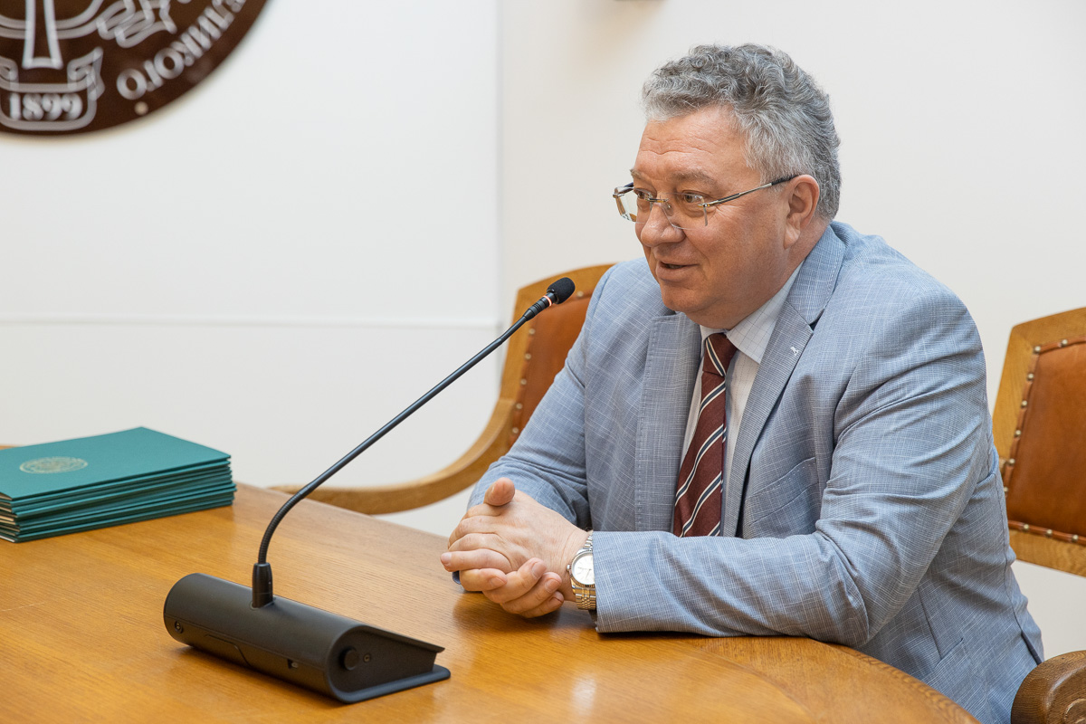 Лучших преподавателей наградил ректор СПбПУ, академик РАН Андрей Рудской Лучших преподавателей наградил ректор СПбПУ, академик РАН Андрей Рудской