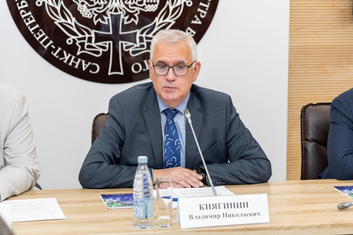 Владимир Княгинин приветствовал участников заседания 