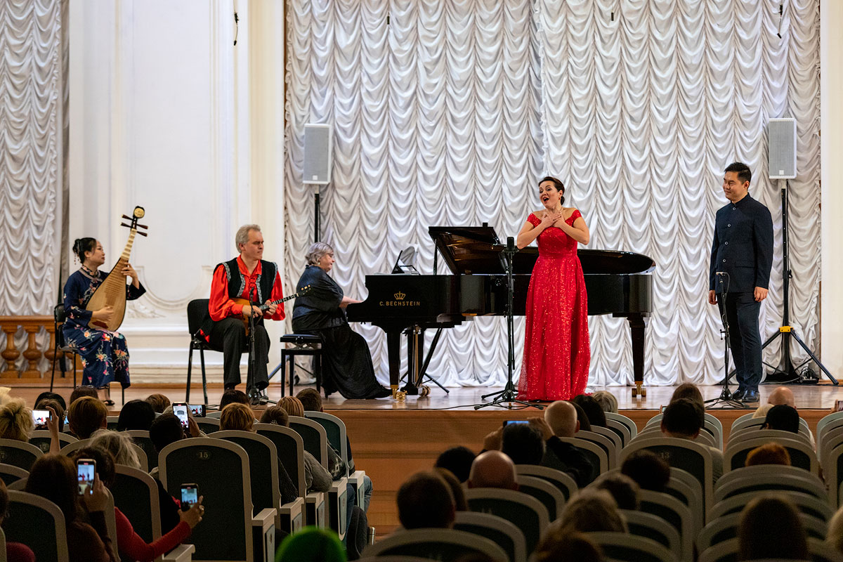 Елена Заставная и Сыянь Юй (солисты справа) Елена Заставная и Сыянь Юй (солисты справа)