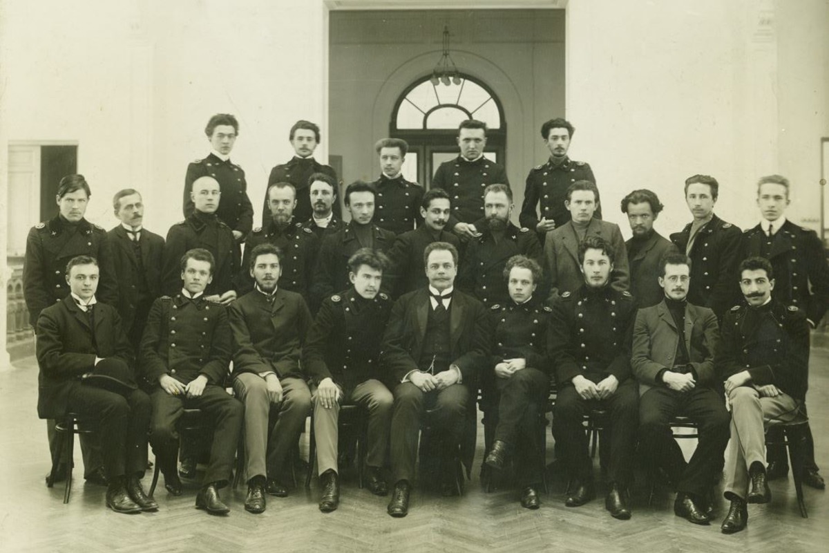 А. Г. Гагарин со старостами. Фото из архива Музея СПбПУ 