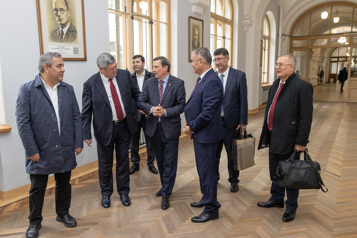 Делегация из Узбекистана знакомится с кампусом университета 