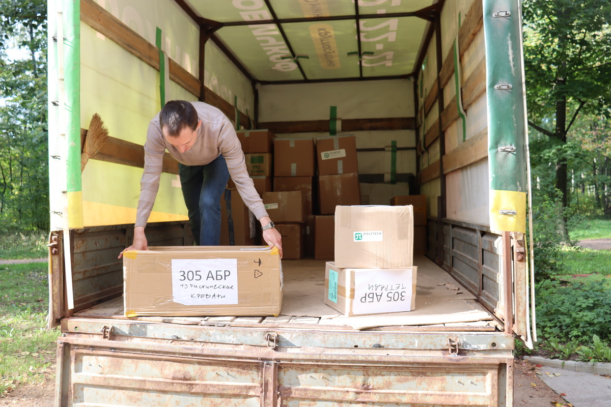 В партию гумпомощи вновь вошли маскировочные сети, изготовленные добровольцами 