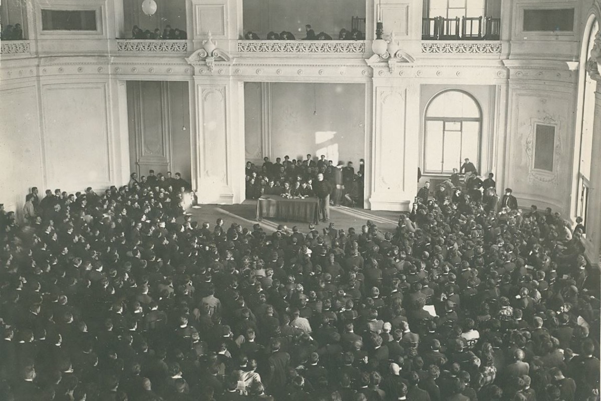 Студенческая сходка в актовом зале. Фото из архива Музея истории СПбПУ 
