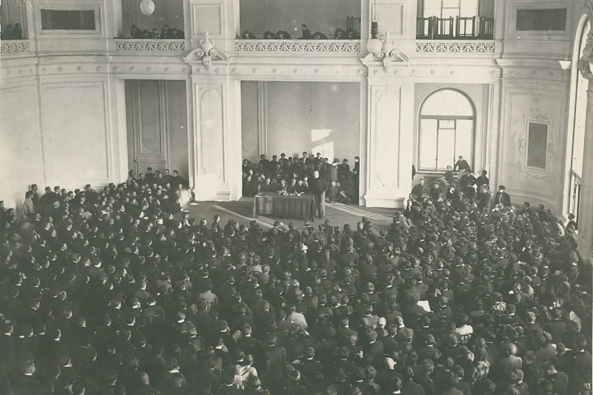 Студенческая сходка в актовом зале. Фото из архива Музея истории СПбПУ 