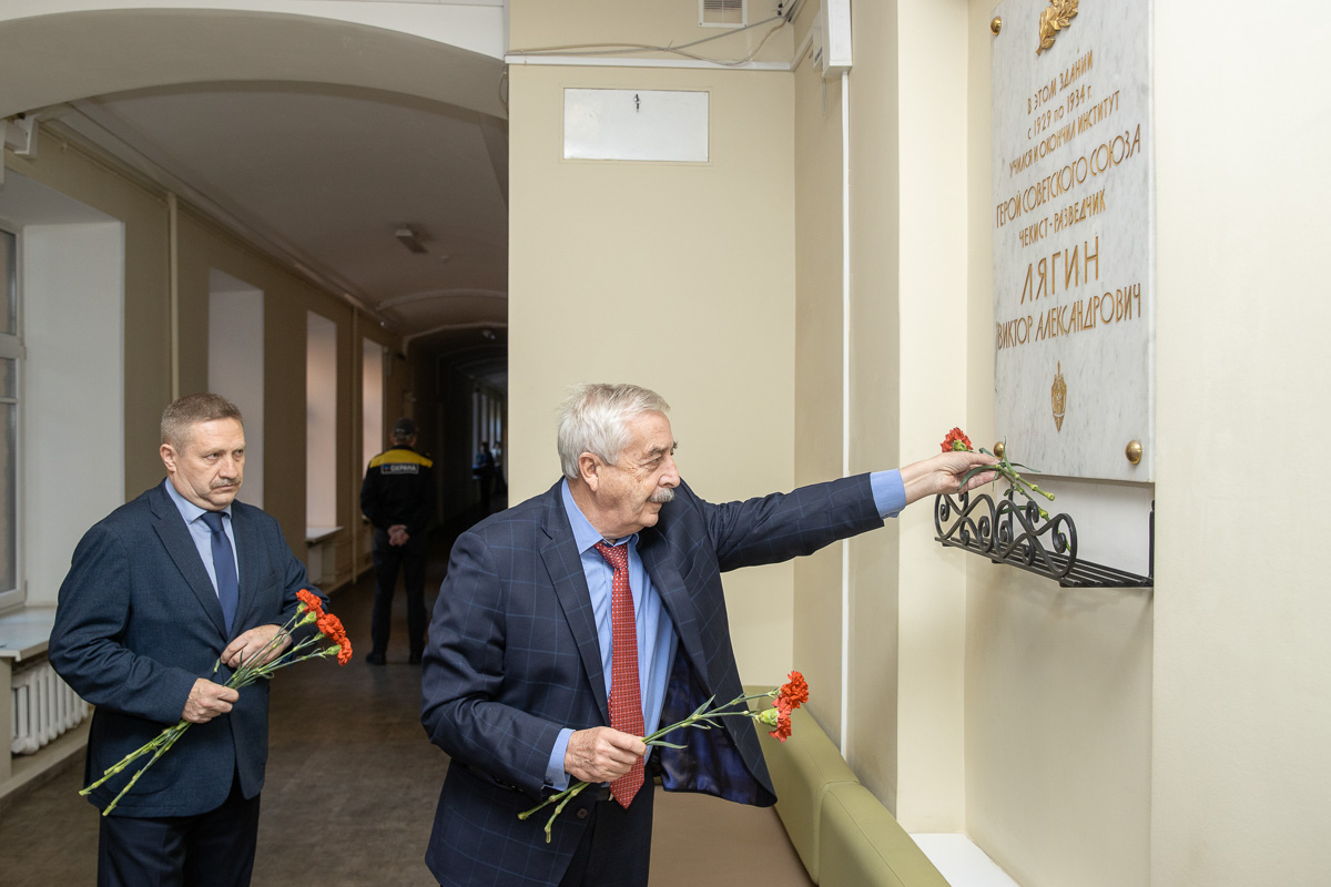 Руководитель административного аппарата ректора Владимир Глухов и сотрудник профильного Управления Службы внешней разведки России, полковник Павел Снитко 