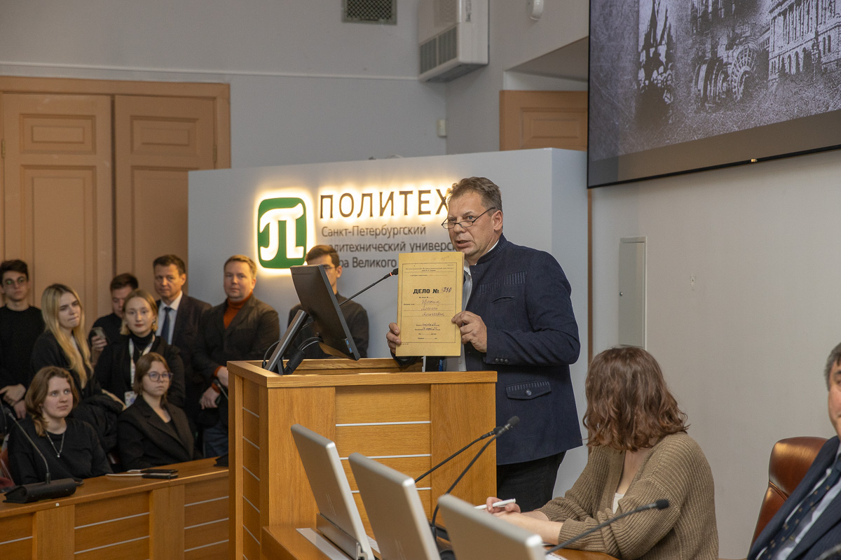 Валерий Климов передал в дар репринт личного дела студента Алексея Алексеевича Крохина 