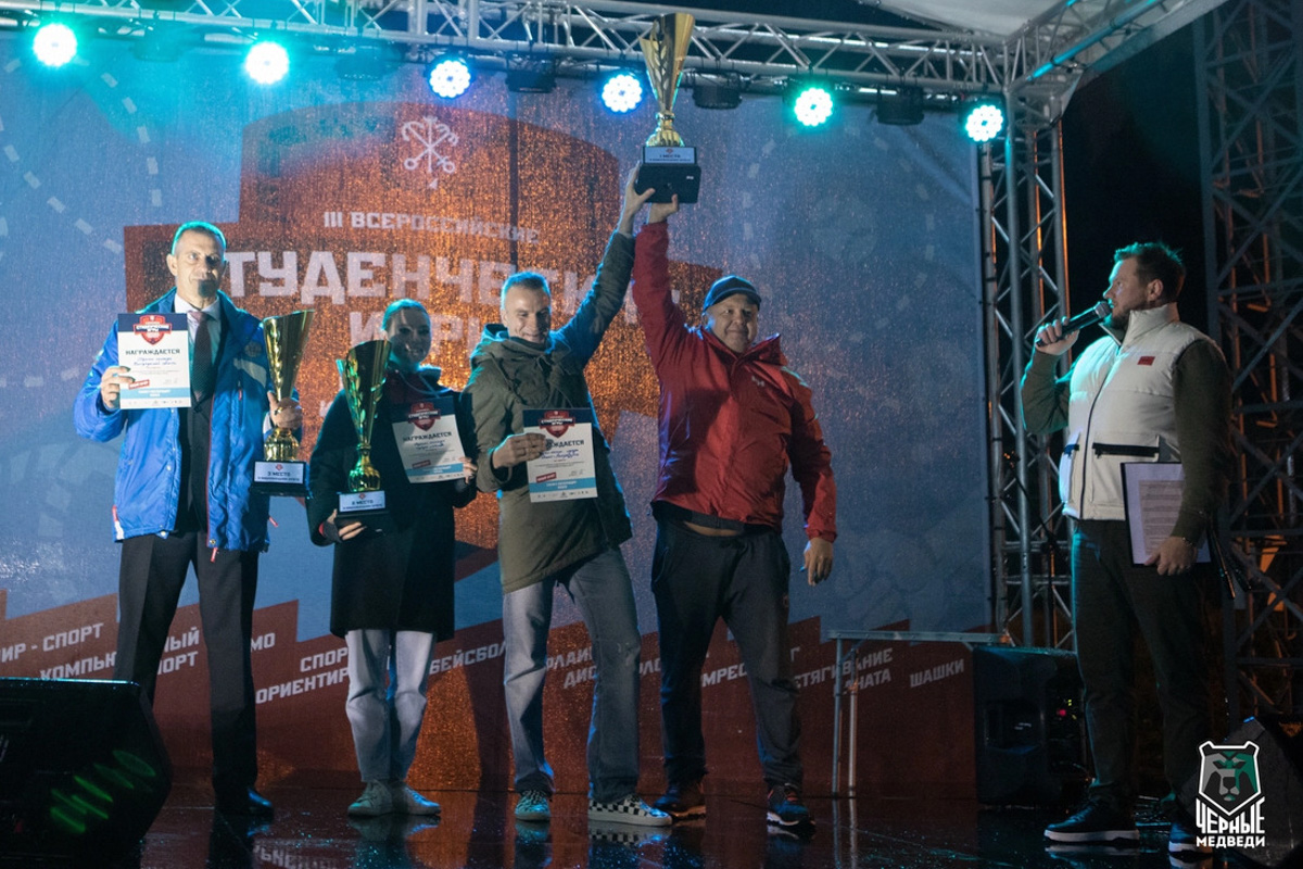 Чемпионский кубок в руках у Дмитрия Олейника и Валерия Сущенко 