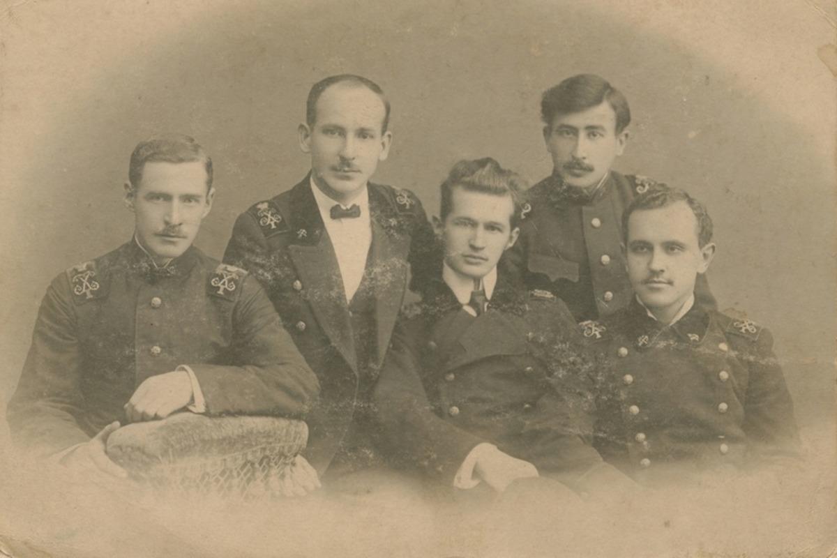 Группа студентов Инженерно-строительного отделения приема 1912 года 