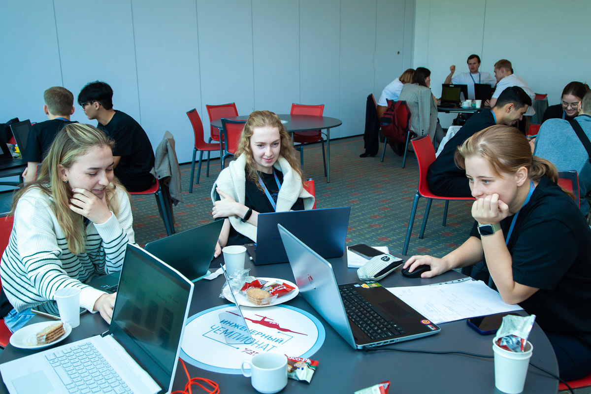 Студенты работают над кейсами УЗГА