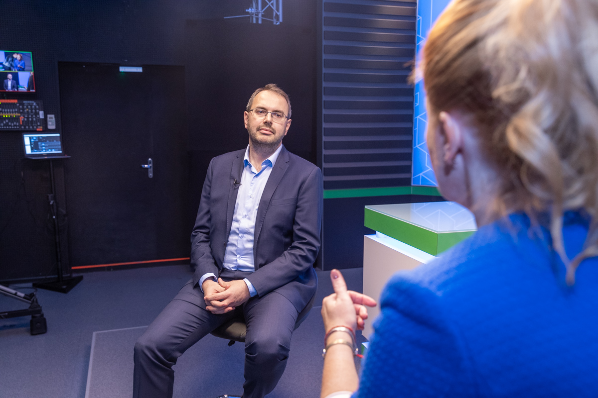 В телестудии Константин Могилевский дал интервью