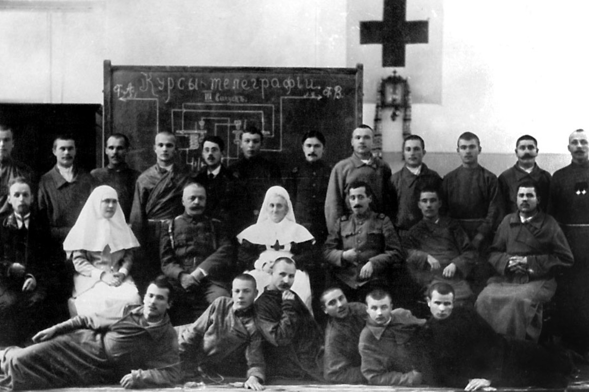 Раненые и сёстры милосердия в госпитале. Фото spbstu.ru