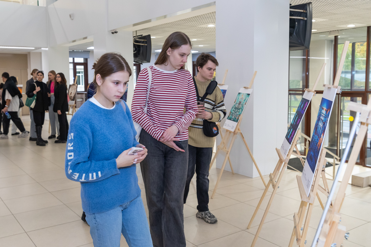 Арт-выставка подготовлена студентами и преподавателями ВШМиСО