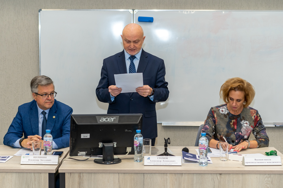 Президент АПП СПб Александр Громов зачитывает приветственные слова президента Ассоциации Валерия Радченко