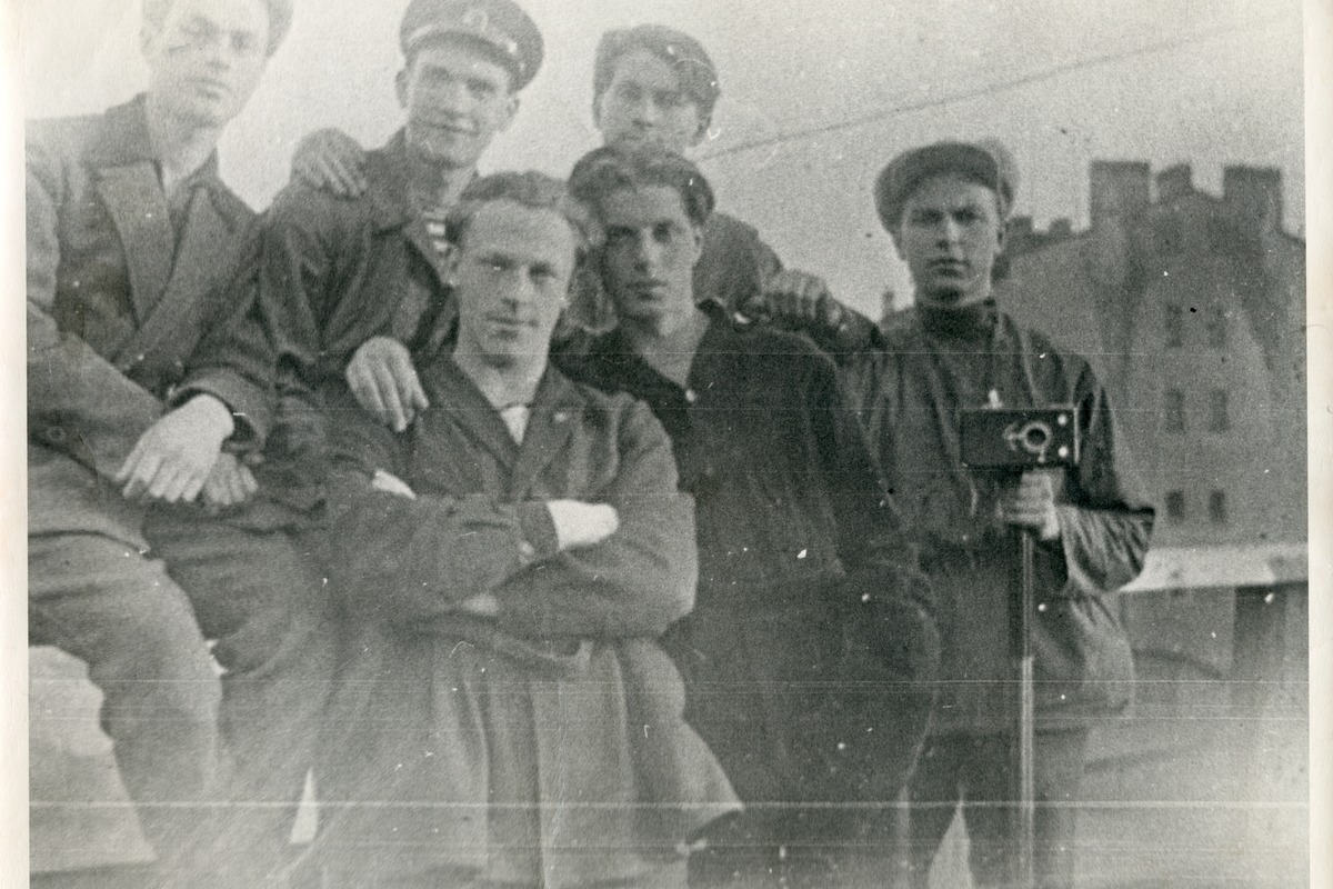 Виктор Александрович с группой студентов Политеха, 1930-е годы 