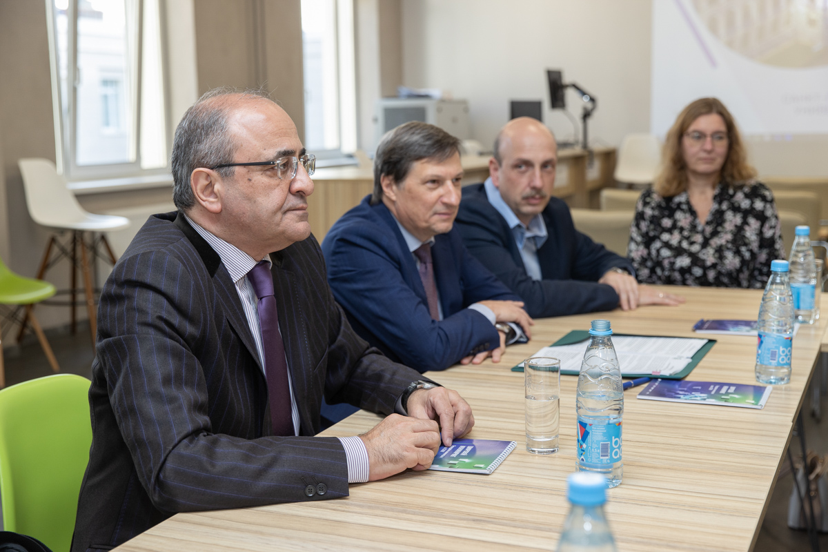Рабочая дискуссия ректора РАУ с проректором Дмитрием Арсеньевым и руководителями направлений 